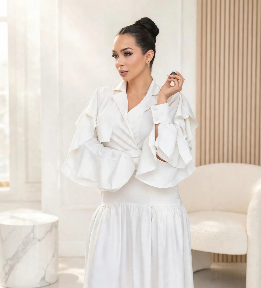 Bianca Aldama con blusa de olanes y falda blanca